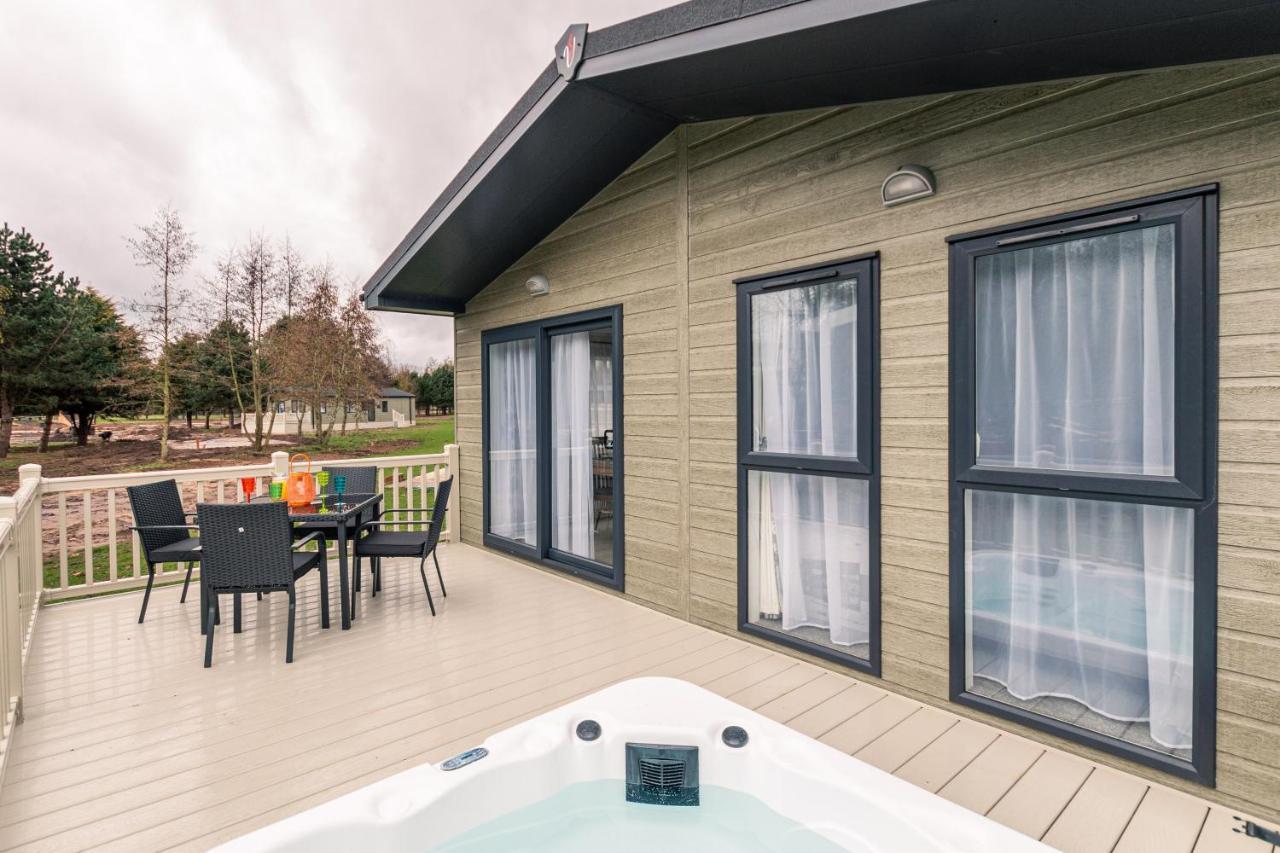 Honeysuckle Lodge With Hot Tub York Eksteriør billede