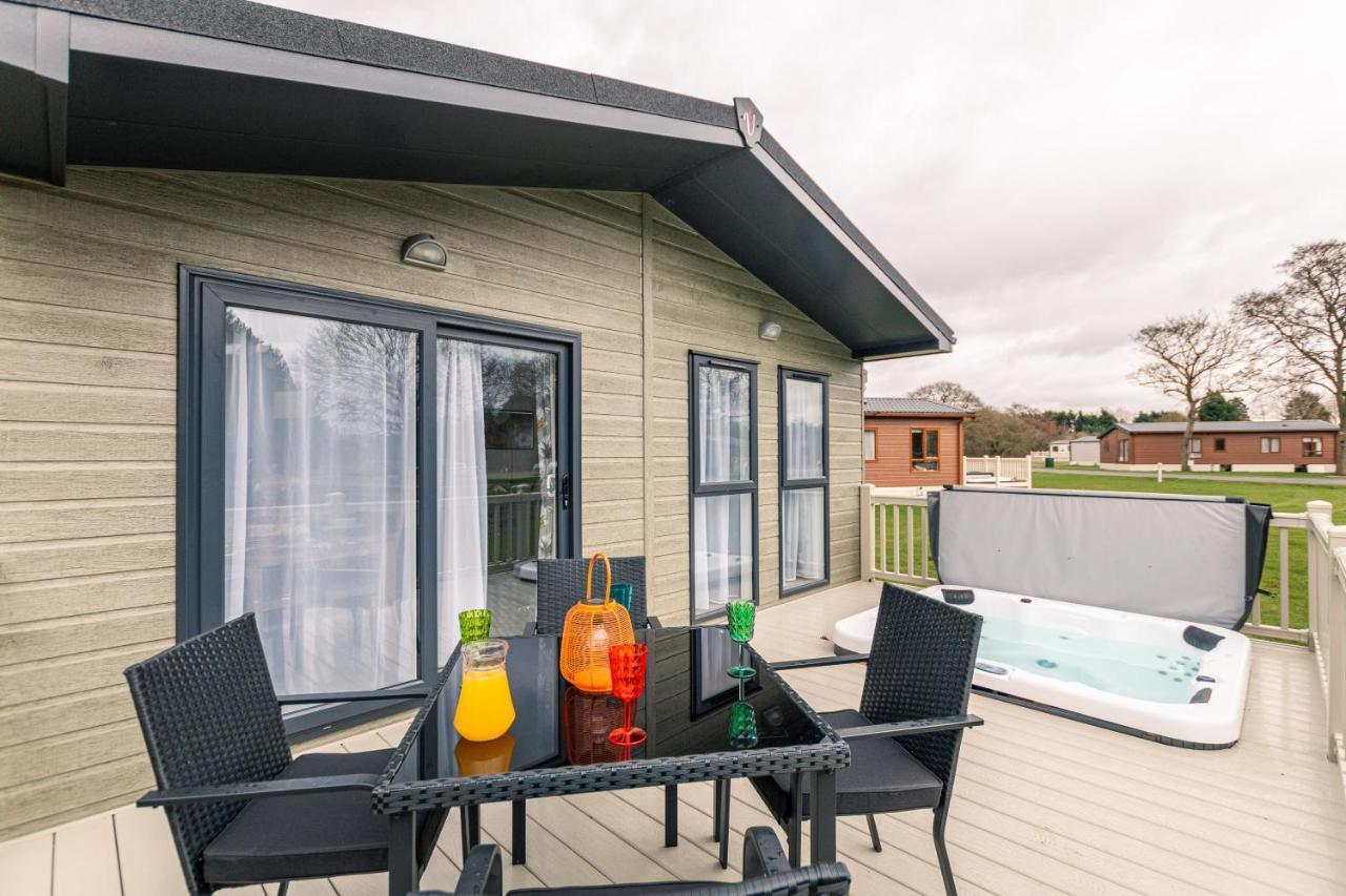 Honeysuckle Lodge With Hot Tub York Eksteriør billede